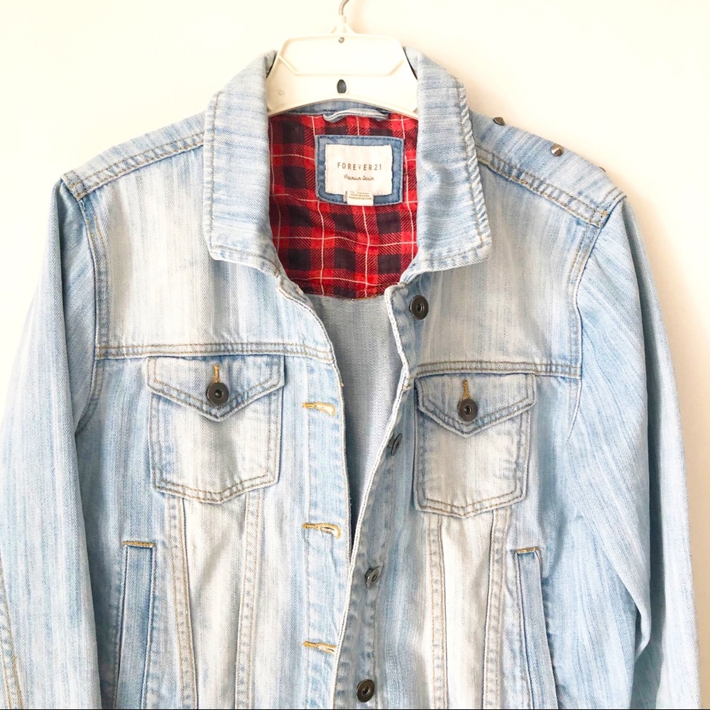 FOREVER 21 Lt Wash Studded DENIM JEAN jacket LARGE - Picture 2 of 8